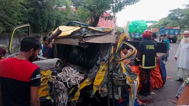 ত্রাণ দিয়ে ফেরার পথে চট্টগ্রামের সীতাকুণ্ডে দুর্ঘটনায় আহত তরুণদের উদ্ধার করেন ফায়ার সার্ভিসের সদস্যরা। আজ সকাল পৌনে ছয়টার দিকে ঢাকা-চট্টগ্রাম মহাসড়কের চট্টগ্রামের সীতাকুণ্ডের আরআর টেক্সটাইল মিল এলাকায়